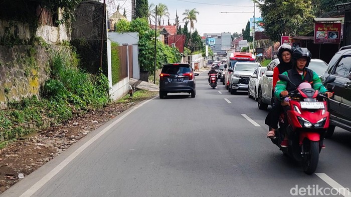 Arus lalu lintas di kawasan Lembang, Kabupaten Bandung Barat (KBB) pada H+5 libur lebaran tahun ini masih cukup padat.