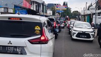 ntrean kendaraan mengular di Jalan Raya Lembang.