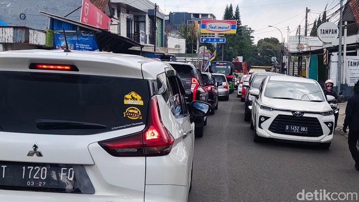 Arus lalu lintas di kawasan Lembang, Kabupaten Bandung Barat (KBB) pada H+5 libur lebaran tahun ini masih cukup padat.