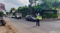 Puncak arus balik di Jalan Tol Cipularang sudah terjadi pada Minggu malam. Volume kendaraan wisatawan dan pemudik yang melintas sudah lebih dari 80 persen.