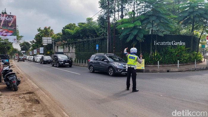 Arus lalu lintas di kawasan Lembang, Kabupaten Bandung Barat (KBB) pada H+5 libur lebaran tahun ini masih cukup padat.