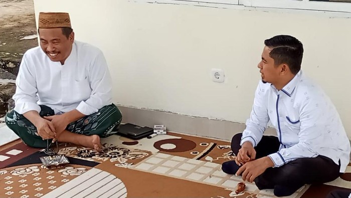 Bakal calon wali Kota Parepare Tasming Hamid (kanan) saat menemui Ketua Tanfidziyah Nahdlatul Ulama Parepare Kiai Hanani (kiri).