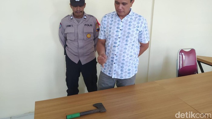 Barang bukti kapak yang diamankan petugas dari kasus dugaan KDRT suami ke istri di Borobudur, Magelang, Senin (15/4/2024)