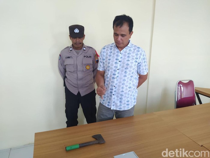 Barang bukti kapak yang diamankan petugas dari kasus dugaan KDRT suami ke istri di Borobudur, Magelang, Senin (15/4/2024)