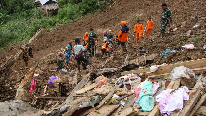 Anggota Basarnas dan warga berada di dekat puing rumah yang hancur akibat tanah longsor di Palangka, Kelurahan Manggau, Kecamatan Makale, Kabupaten Tana Toraja, Sulawesi Selatan, Senin (15/4/2024). Tanah longsor yang terjadi pada Sabtu (13/4) malam tersebut menewaskan 18 orang yang tersebar di dua titik yakni 14 orang di Palangka, Kecamatan Makale dan empat orang di Lembang Randanbatu, Kecamatan Makale selatan, Tana Toraja sementara dua korban lainnya masih dalam pencarian. ANTARA FOTO/Arnas Padda/Spt.