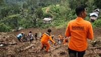 Tim SAR gabungan bersama warga melakukan pencarian korban tanah longsor di Palangka, Kelurahan Manggau, Kecamatan Makale, Kabupaten Tana Toraja, Sulawesi Selatan, Senin (15/4/2024).
