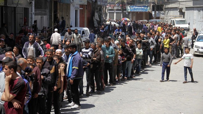 Palestinians gather to buy bread from a bakery which went back into service after being shut down for several months due to the lack of flour and energy, amid the ongoing conflict between Israel and Hamas, in Gaza City, April 14, 2024. REUTERS/Mahmoud Issa
