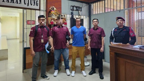 Bule Rusia pemilik sabu, Alexey Prusof (kaus biru), bebas dari penjara.