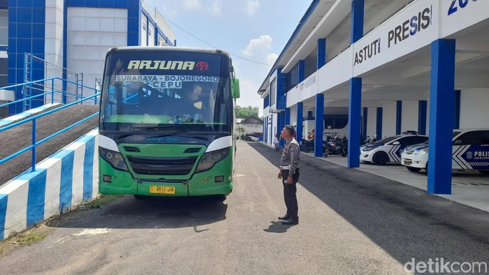 Bus Margo Joyo yang krunya terlibat adu jotos dengan sopir Avanza ditahan di kantor Satlantas Polres Bojonegoro.