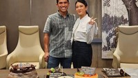 Memiliki dua anak tidak melunturkan keromantisan Dian Sastro dan suaminya. Ketika Indra Sutowo, suaminya, ulang tahun ia menyiapkan pesta yang hangat dan sederhana. Foto: Instagram/therealdisastr