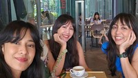 Tidak hanya akrab bercengkrama dengan rekan sesama artis, Dian Sastro tak pernah melupakan teman lama. Bertemu untuk sekadar minum kopi bersama jadi cara baginya untuk menjalin silaturahmi. Foto: Instagram/therealdisastr