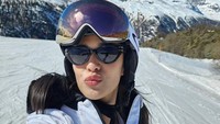 Nama Dian Sastro ramai diperbincangkan di media sosial. Pemicunya adalah sebuah cuitan yang menanggapi unggahan Dian Sastro saat membagikan momen bermain ski di Swiss ketika lebaran. Foto: Instagram/therealdisastr