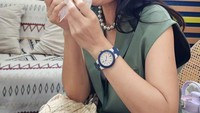 Sosoknya yang ramah dan membumi diakui mudah bahagia dengan hal sederhana. Sekadar gorengan dengan sebuah cabai rawit saja bisa bikin Dian Sastro tersenyum. Foto: Instagram/therealdisastr