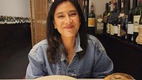 Dian Sastro selalu tersenyum lebar ketika menghabiskan waktu bersama sang suami. Buktinya tampak seperti ada foto dirinya yang diambil oleh Indra Sutowo ketika makan malam romantis berdua. Foto: Instagram/therealdisastr
