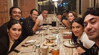 Kedekatannya dengan aktor tanah air lainnya juga selalu dibagikan pada unggahan akun Instagramnya. Makan bersama Reza Rahadian, Ario Bayu, Marsha Timothy dan beberapa tokoh lainnya Dian tampak bahagia. Foto: Instagram/therealdisastr