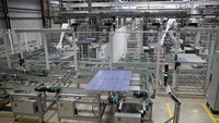 Kelebihan pasokan modul surya telah menyebabkan jatuhnya harga hingga 50%. Administrasi Energi Internasional memperkirakan bahwa Tiongkok akan menyumbang 85% dari perluasan kapasitas produksi modul surya pada tahun 2028, dan kelebihan pasokan modul surya akan terus berlanjut.