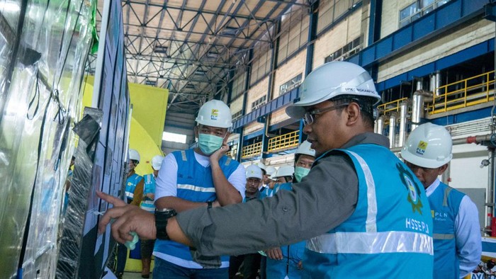 EVP Pembangkitan dan Independent Power Producer PT PLN (Persero) Emir Muhaimin (kiri) bersama Manager PLN IP PLTU Bengkayang Slamet Muji Raharjo (kanan) saat memastikan langsung keandalan mesin pembangkit di area Unit PLTU Bengkayang.