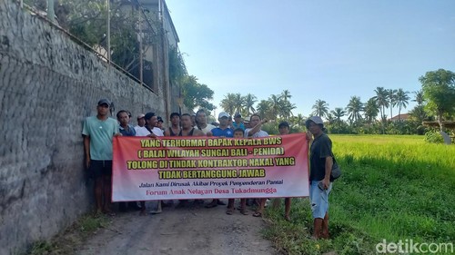 Forum Anak Nelayan Desa Tukadmungga, Buleleng, memprotes kerusakan jalan, Senin (15/4/2024) sore. (Made Wijaya Kusuma/detikBali)