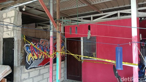 Garis polisi di kamar kos mahasiswi Undana Kupang yang ditemukan tewas.