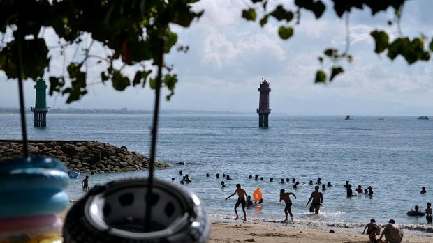 Wisatawan domestik berwisata di kawasan wisata Pantai Sanur, Denpasar, Bali, Senin (15/4/2024). Hari terakhir masa libur dan cuti bersama Hari Raya Idul Fitri 2024 dimanfaatkan oleh masyarakat untuk berwisata ke berbagai destinasi yang ada di Pulau Dewata. ANTARA FOTO/Fikri Yusuf/Spt.