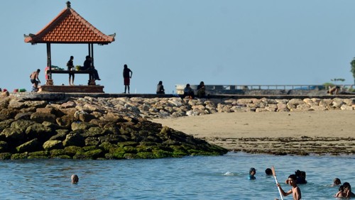 Wisatawan domestik berwisata di kawasan wisata Pantai Sanur, Denpasar, Bali, Senin (15/4/2024). Hari terakhir masa libur dan cuti bersama Hari Raya Idul Fitri 2024 dimanfaatkan oleh masyarakat untuk berwisata ke berbagai destinasi yang ada di Pulau Dewata. ANTARA FOTO/Fikri Yusuf/Spt.