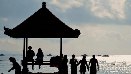 Wisatawan domestik berwisata di kawasan wisata Pantai Sanur, Denpasar, Bali, Senin (15/4/2024). Hari terakhir masa libur dan cuti bersama Hari Raya Idul Fitri 2024 dimanfaatkan oleh masyarakat untuk berwisata ke berbagai destinasi yang ada di Pulau Dewata. ANTARA FOTO/Fikri Yusuf/Spt.
