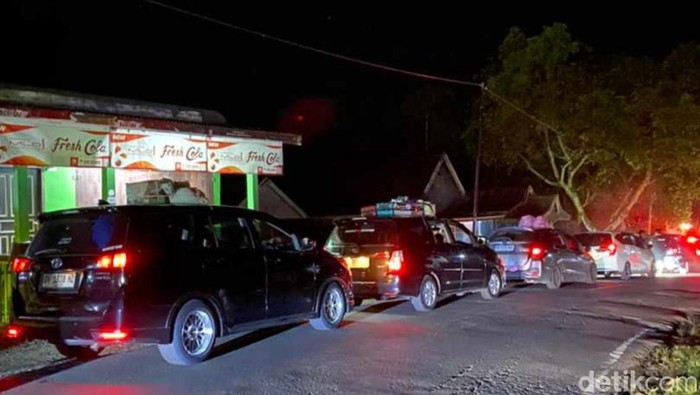 Jalan Poros Maros-Bone macat.