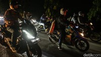 Sejumlah pemotor memadati jalan Pantura, Klari, Senin (15/4/2024) dini hari.