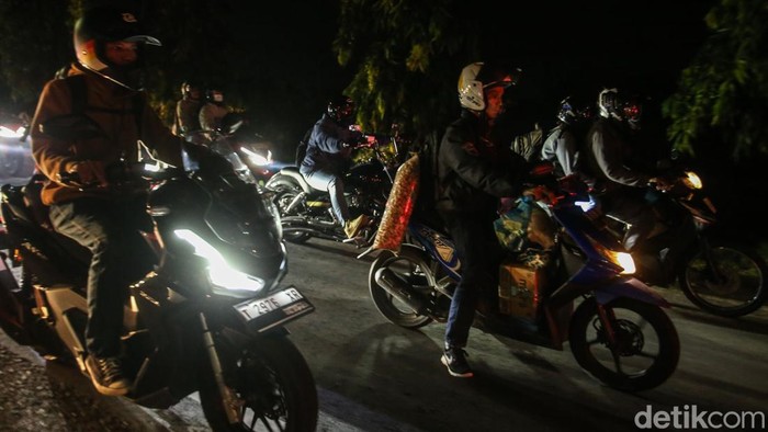 Sejumlah pemotor memadati jalan Pantura, Klari, Senin (15/4/2024) dini hari.
