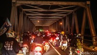 Arus balik di sepanjang jalan Pantura Cikampek menuju Karawang dipadati pemotor yang ingin kembali.