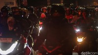 Kemacetan di jalan ini masih terjadi hingga dini hari.