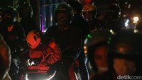 Tampak dari para pemotor ini turut membawa serta anak-anak.