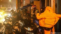 Hujan juga sempat membasahi para pemudik, mereka menepi untuk menggunakan jas hujan.