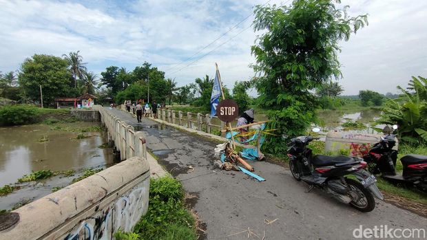 Kondisi jembatan akses Pantai Trisik, Kulon Progo yang rusak beberapa waktu lalu. Foto diunggah Senin (15/4/2024).