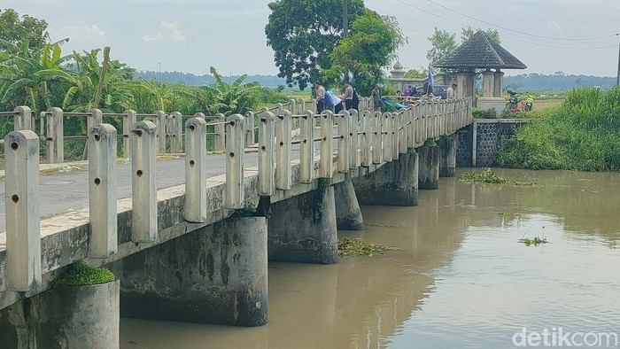 Kondisi jembatan akses Pantai Trisik, Kulon Progo yang rusak beberapa waktu lalu. Foto diunggah Senin (15/4/2024).