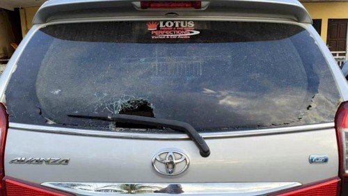 Kaca mobil polisi pecah akibat diserang buronan kasus pembakaran rumah di Desa Retraen, Kecamatan Amarasi, Kabupaten Kupang, NTT. (Dok Polres Kupang)