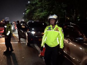 Aksi Kakorlantas Tertibkan Kendaraan yang Berhenti di Bahu Jalan Tol Japek