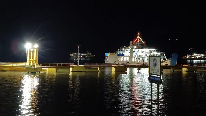 Kapal dari Pelabuhan Tanjung Api-api menuju ke Bangka.