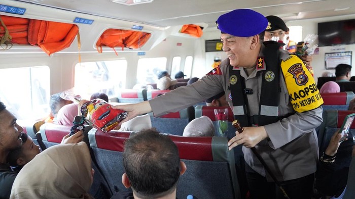 Kapolda Riau Irjen Mohammad Iqbal membagikan cokelat ke penumpang saat patroli arus balik jalur perairan. (dok. Polda Riau)