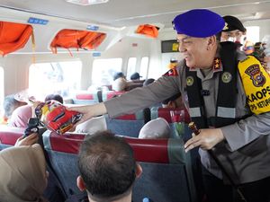 Patroli Arus Balik di Perairan, Kapolda Riau Cek Kapasitas Kapal-Bagikan Cokelat