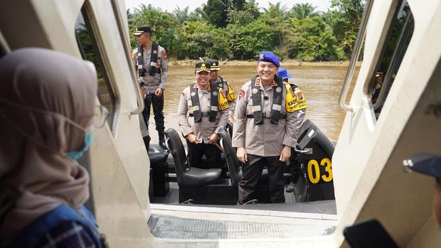 Kapolda Riau Irjen Mohammad Iqbal saat patroli arus balik di jalur perairan. (dok Polda Riau)