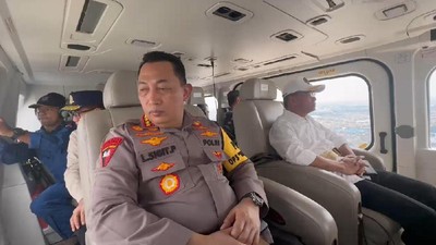 Momen Kapolri Bersama Menko PMK-Panglima Tinjau Arus Balik Via Udara