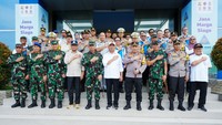 Di akhir kesempatan, Jenderal Sigit beserta Menko PMK, Menhub, dan Panglima TNI berfoto bersama di depan pos pantau Cikampek. Mereka tampak kompak mengepalkan tangan. (dok.Istimewa)
