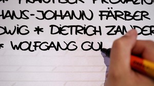 Dengan menggunakan spidol, pria berusia 27 tahun ini menulis nama-nama tersebut pada selembar kertas yang panjangnya harus mencapai 120 meter (131 yard). 