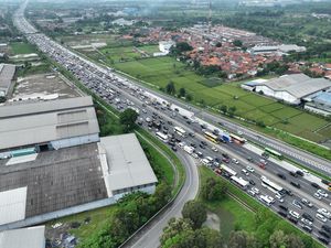 Foto Udara Kemacetan Arus Balik di Tol Jakarta-Cikampek