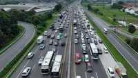 Korlantas Polri memberlakukan contraflow dua lajur pada KM 72 Tol Cipali hingga KM 66 Tol Japek, tiga lajur pada KM 66-47 Tol Japek dan satu lajur pada 47-36 Tol Japek.