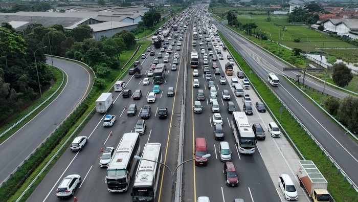 Foto udara sejumlah kendaraan arus balik arah Jakarta terjebak kemacetan di Tol Jakarta-Cikampek (Japek), Karawang Timur, Jawa Barat, Senin (15/4/2024). Korlantas Polri memberlakukan contraflow dua lajur pada KM 72 Tol Cipali hingga KM 66 Tol Japek, tiga lajur pada KM 66-47 Tol Japek dan satu lajur pada 47-36 Tol Japek guna memperlancar arus balik Lebaran 2024. ANTARA FOTO/Akbar Nugroho Gumay/Spt.