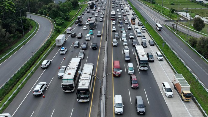 Foto udara sejumlah kendaraan arus balik arah Jakarta terjebak kemacetan di Tol Jakarta-Cikampek (Japek), Karawang Timur, Jawa Barat, Senin (15/4/2024). Korlantas Polri memberlakukan contraflow dua lajur pada KM 72 Tol Cipali hingga KM 66 Tol Japek, tiga lajur pada KM 66-47 Tol Japek dan satu lajur pada 47-36 Tol Japek guna memperlancar arus balik Lebaran 2024. ANTARA FOTO/Akbar Nugroho Gumay