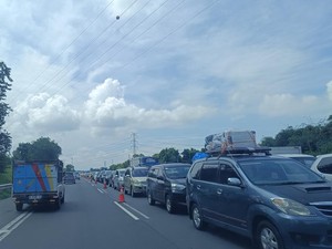 Tol Cikampek Arah Jakarta Macet Siang Ini, Begini Penampakannya