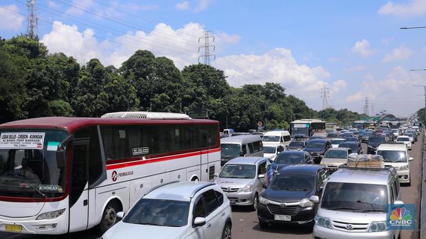 Kendaraan terjebak kemacetan di KM 48 Tol Jakarta-Cikampek (Japek), Jawa Barat, Senin (15/4/2024). (CNBC Indonesia/Faisal Rahman)